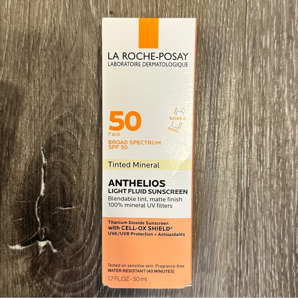 La Roche-Posay Redermic Retinol + Anthelios Light Fluid Tinted SPF 50 Sunscreen - Picture 9 of 13